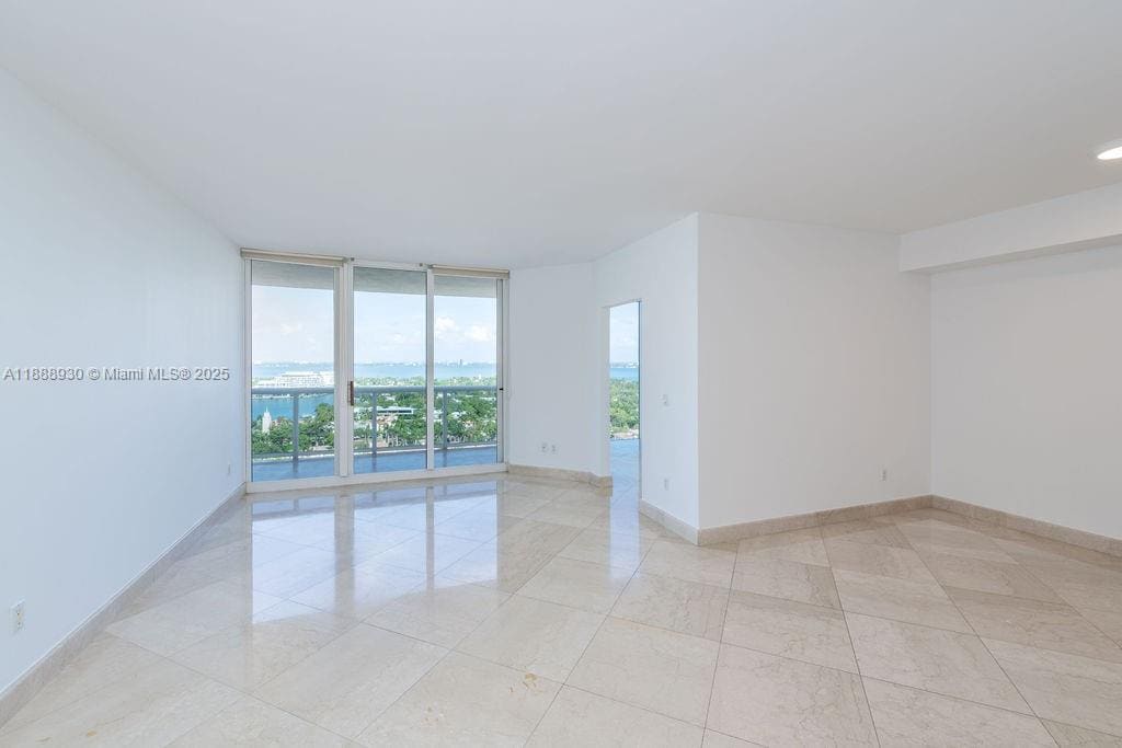 Foto principal - 4779 Collins Ave