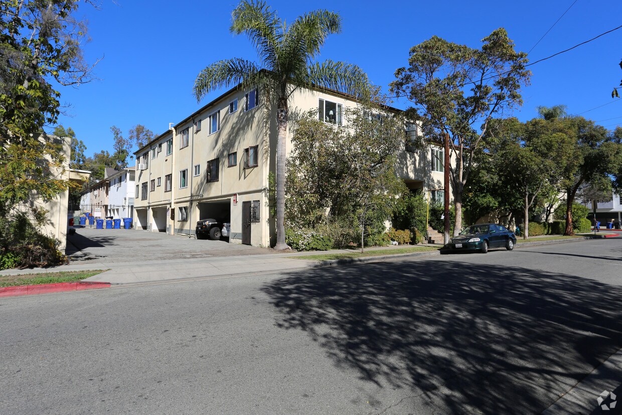 905 N Sweetzer Ave, West Hollywood, CA 90069 Apartments in West
