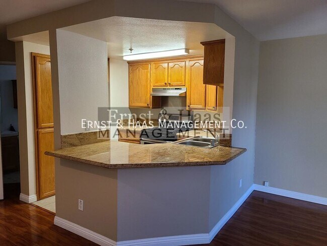 Foto del edificio - Beautiful 2 Story Townhome with Private Pa...