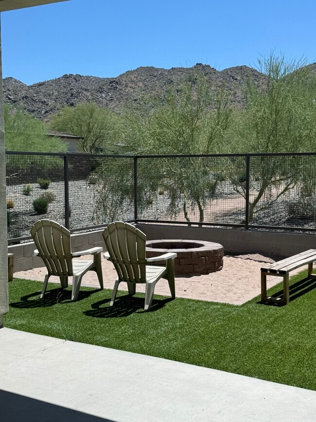Patio trasero con césped, fogata y área de patio techada. - 835 E Hopi Trl