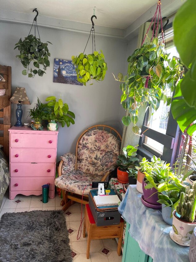 Separate sun room/ tv room - 87 Salem St