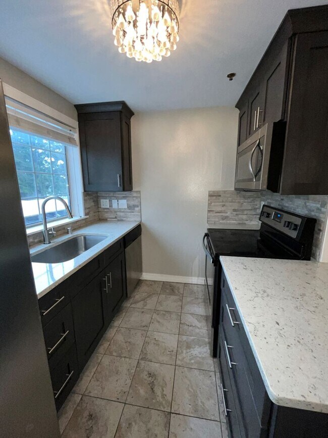 Building Photo - 039 - 2 bed, 2 bath condo minutes from Red...