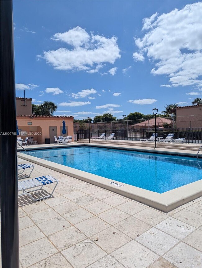 Foto del edificio - 7160 Fairway Dr