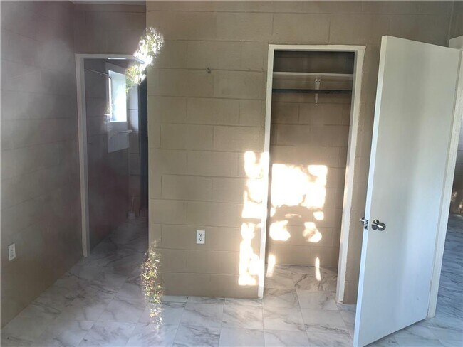Building Photo - 939 Admiral Dr