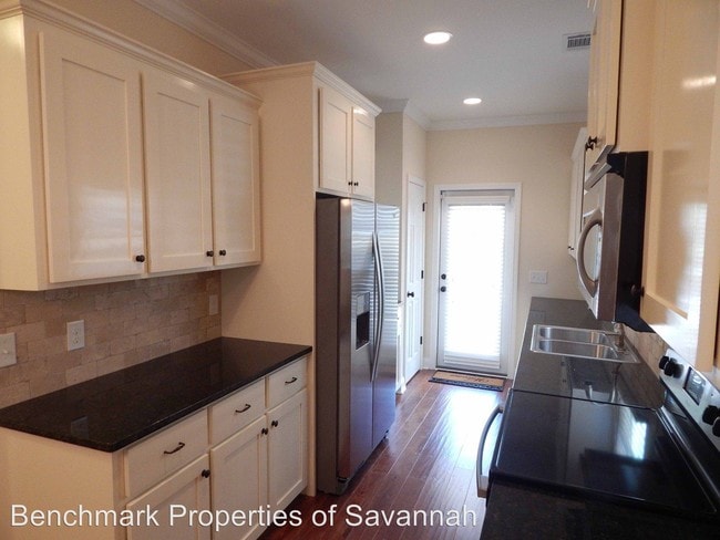Building Photo - 3 br, 2.5 bath House - 502 E 35th St