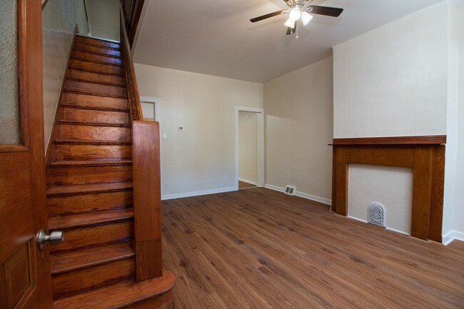 Building Photo - ???NEWLY RENOVATED 3 BEDROOM AND 1.5 BATHS...