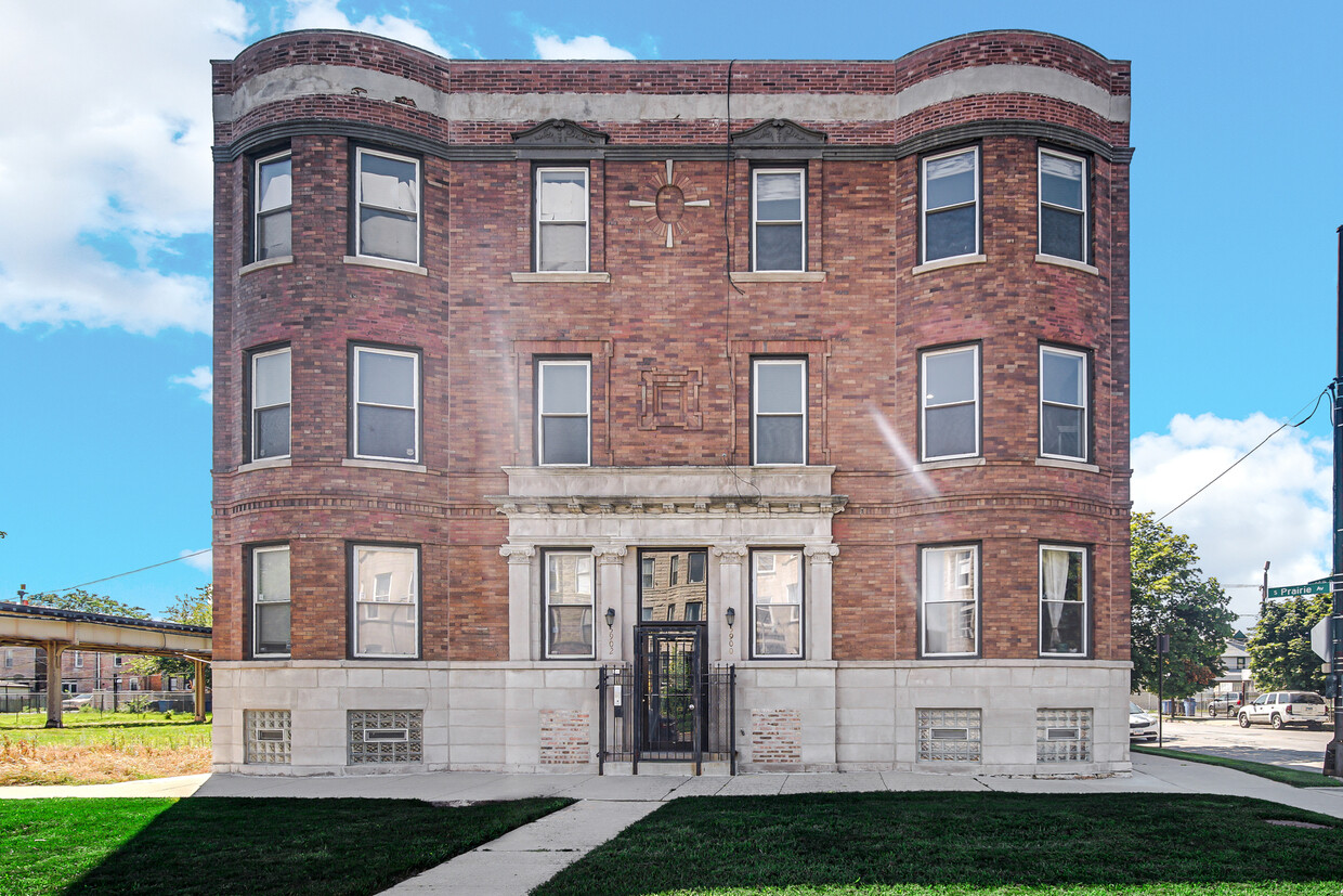 Foto principal - 5900 S Prairie Ave