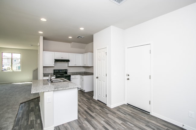 Foto del edificio - 1st Month Free!  3Br Home $1799 59th Ave/Broadway