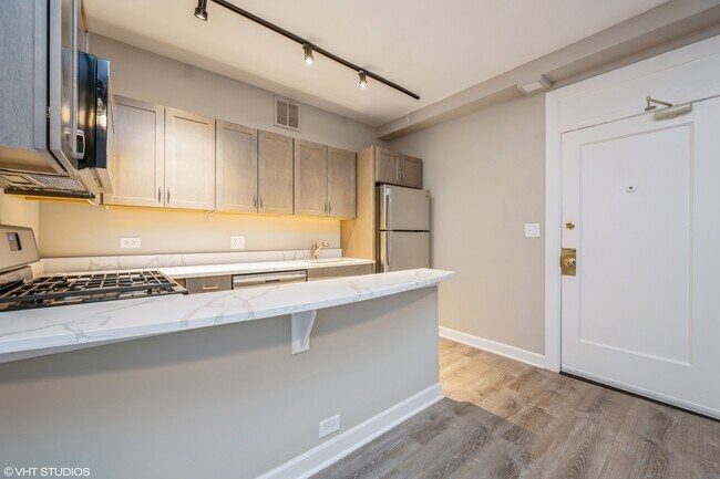 Building Photo - 432 W Belmont Ave