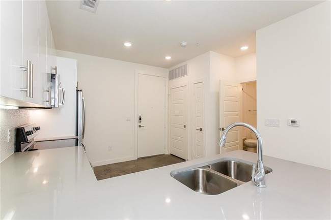 Building Photo - 431 Melba St