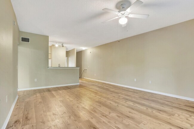 Foto del edificio - 270 Crestwood Cir