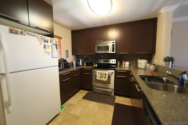 Building Photo - 7425 Charmant Dr