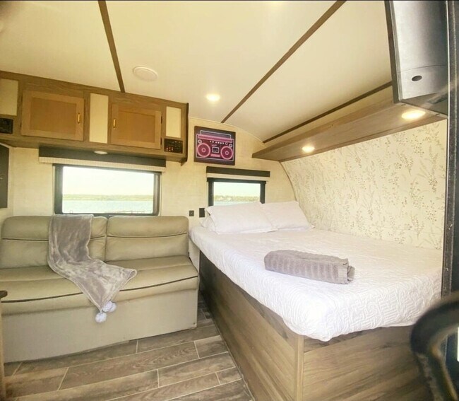 Foto del edificio - 1322 Clear Lake Rd