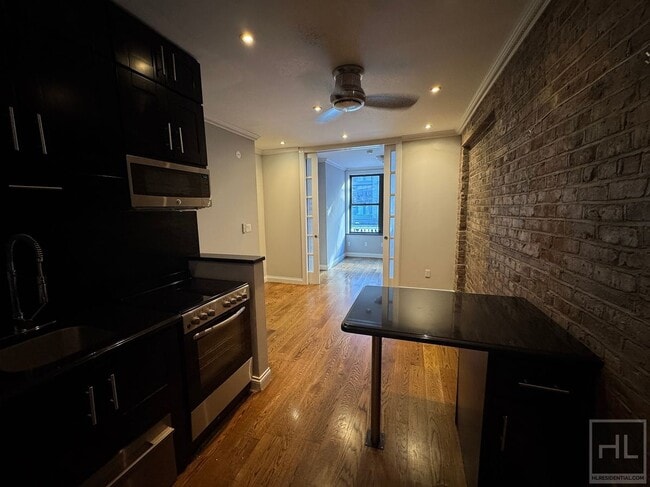 Building Photo - Mulberry Street