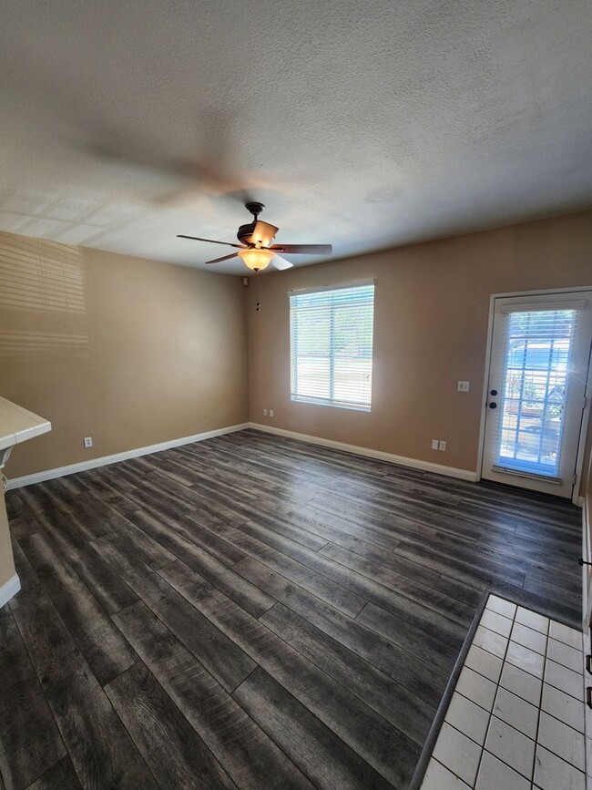 Building Photo - Gorgeous & Spacious 3Bd/2.5Ba, 1,679 SqFt,...