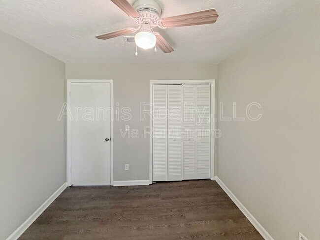 Foto del edificio - 1857 Whitehall Forest Ct SE
