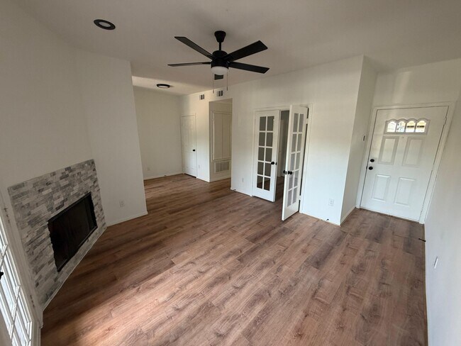 Foto del edificio - 2323 Fairwind Rd