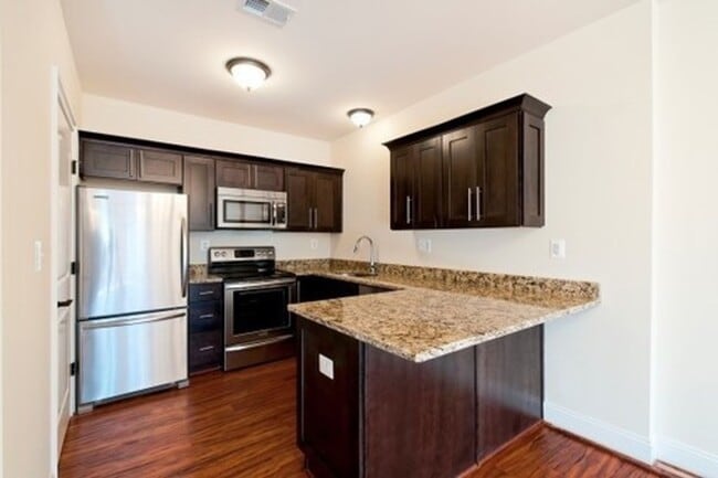 Foto del edificio - 1582 Wickham Pond Dr