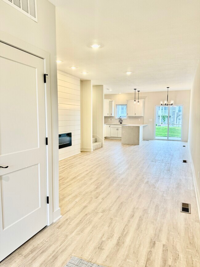 Sala de estar - 22912 W 72nd Ter