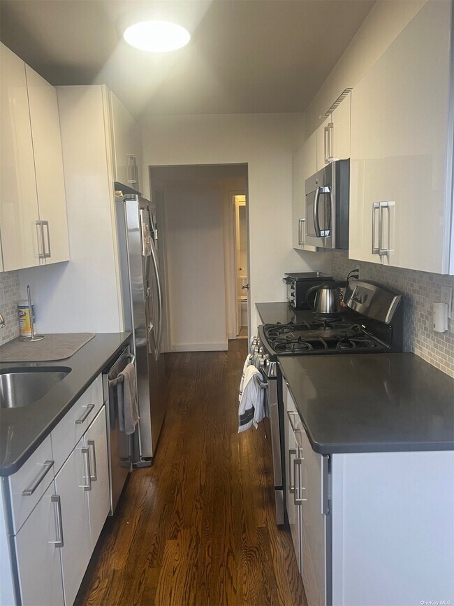 Building Photo - 5440 Little Neck Pkwy