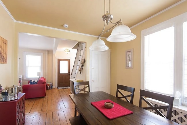 Building Photo - "Charming 2-Bed Retreat with Modern Touche...