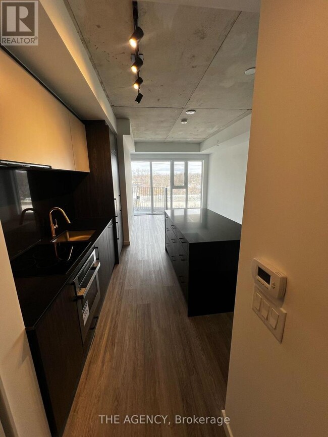 Building Photo - 689-689 The Queensway