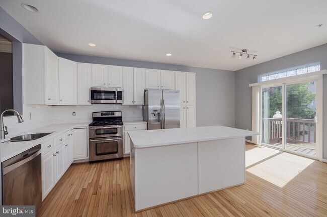 Building Photo - 5130 Knapp Pl