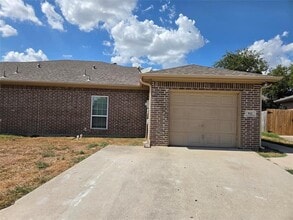 Building Photo - 911 Lake Dr
