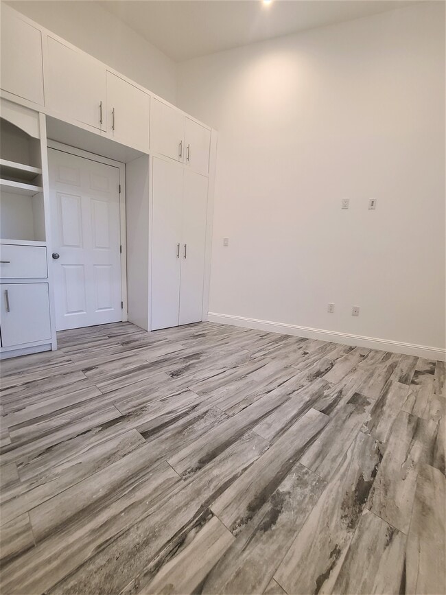 Building Photo - 15555 High Knoll Rd