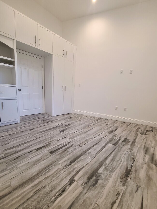 Foto del edificio - 15555 High Knoll Rd