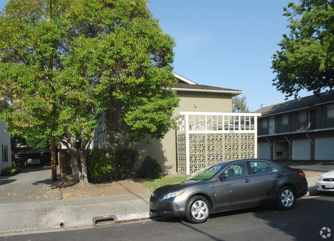 Building Photo - 2331 Pauline Dr