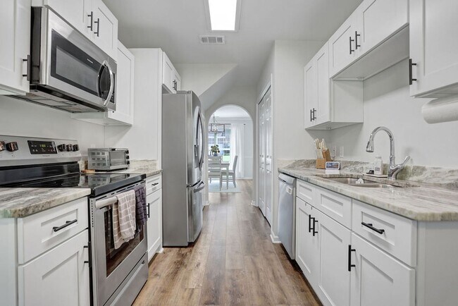 Foto del edificio - 3 bedroom 2.5 bath with bonus room in Lega...