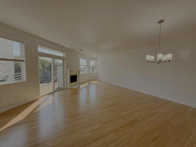 Foto del edificio - Filled With Natural Light! Updated SW Portland Townhome with City Views. New Interior Paint & Flo...