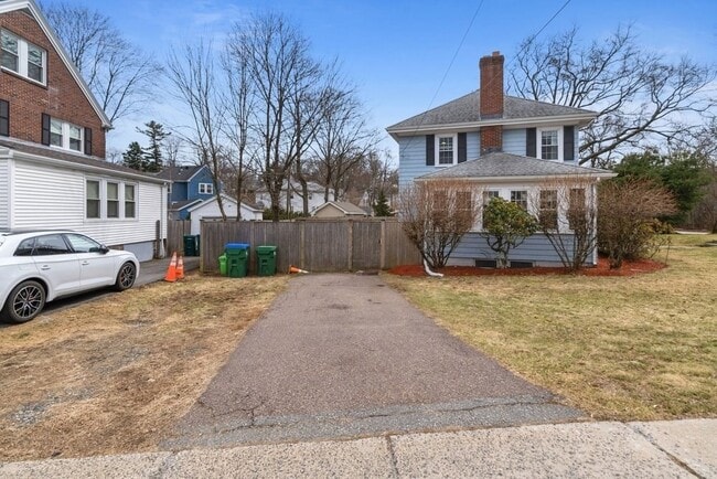Building Photo - 859 Fellsway W