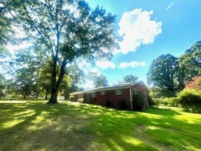 Building Photo - This Beautiful 4 bed 2.5 bath brick ranch ...
