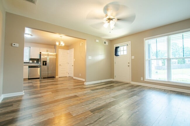Building Photo - Pet Friendly Three Bedroom!