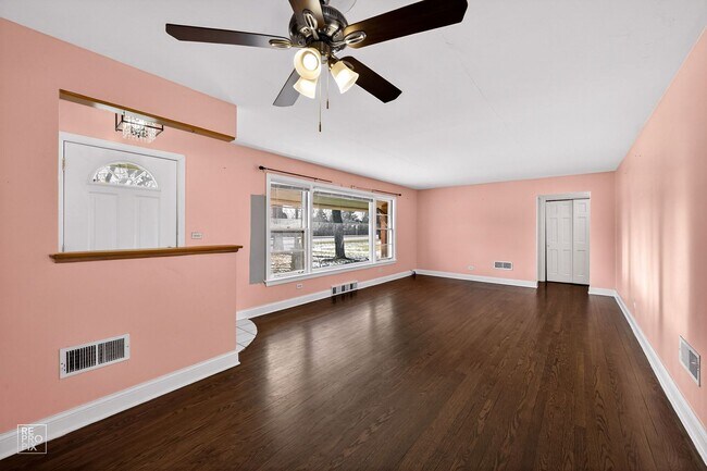 Foto del edificio - Gorgeous 3 Bedroom Home in Mount Prospect!