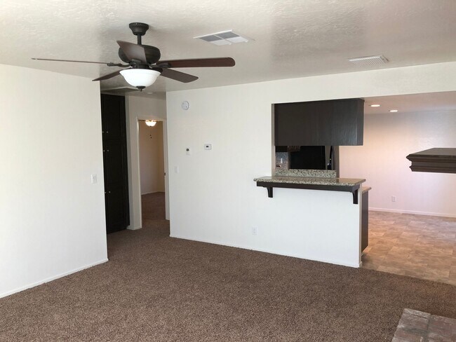 Foto del edificio - 913 W Atkins Ave