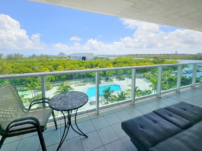 Foto del edificio - 100 Bayview Dr