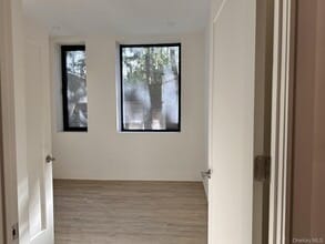 Building Photo - 362 W Merrick Rd