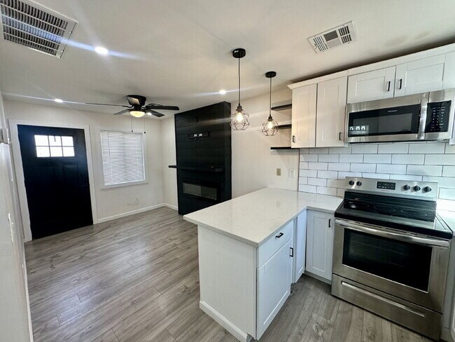 Building Photo - 1447 E Mountain View Rd