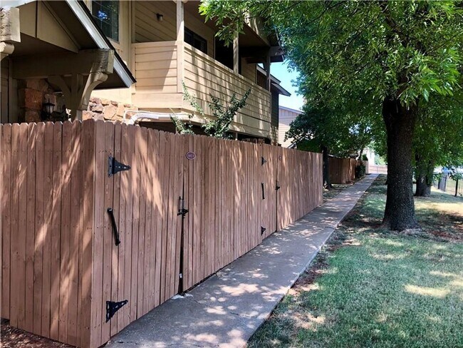 Foto del edificio - Corporate Furnished Two-Bedroom Condo - Utilities and Wi-Fi, From $1,825 monthly, Minimum of 3 mo...