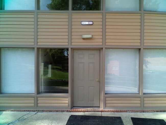 Foto del edificio - 803 Forest Hill Dr