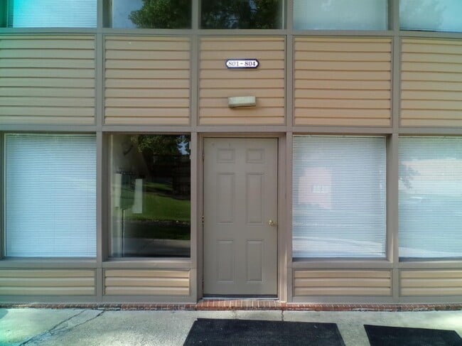 Building Photo - 803 Forest Hill Dr