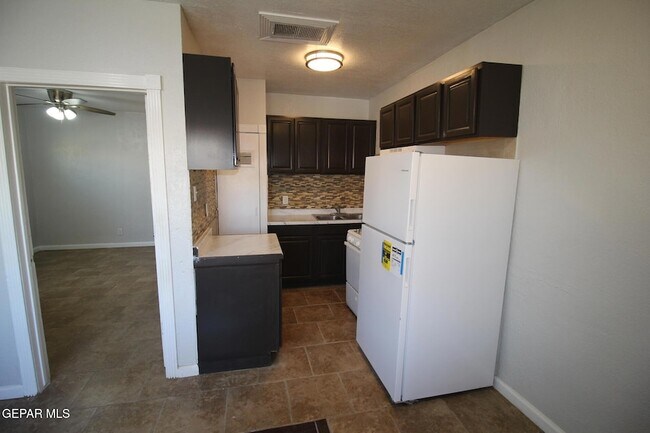 Foto del edificio - 8903 Old County Dr