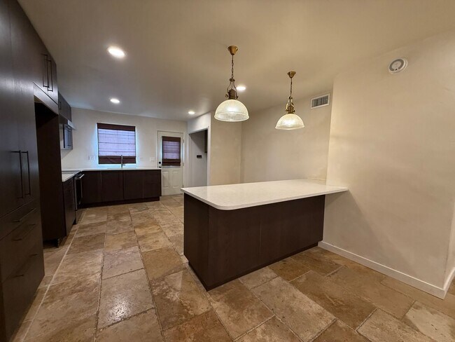 Foto del edificio - Beautifully updated condo!