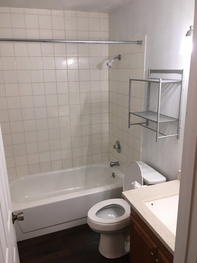 Baño - 1730 N Golden Hills Dr