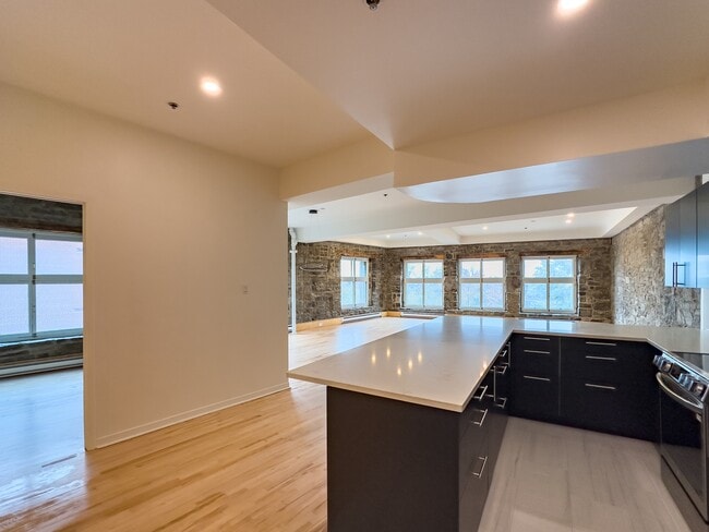 Building Photo - 36 Rue Saint-Paul E