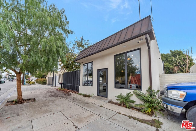 Building Photo - 10835 Magnolia Blvd
