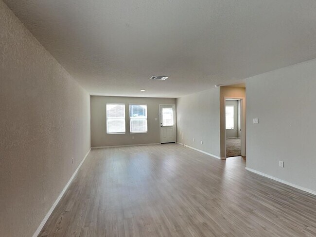 Foto del edificio - 4330 Rapids Way